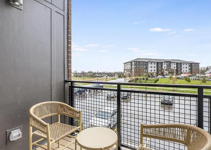 Landing - Modern With Amazing Amenities Lombard