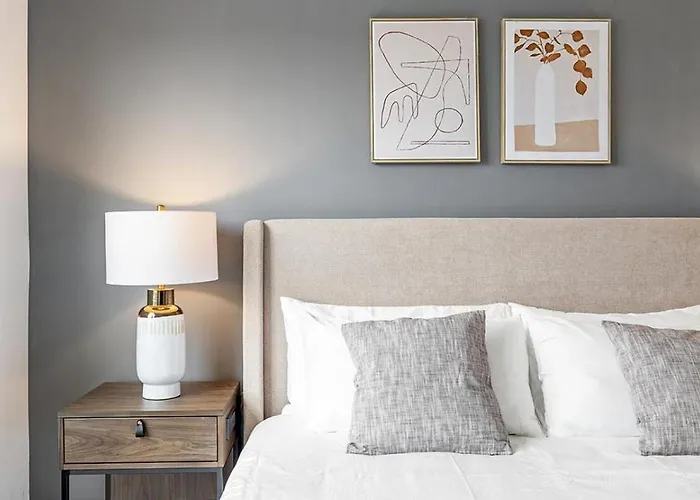 Landing - Modern With Amazing Amenities Lombard
