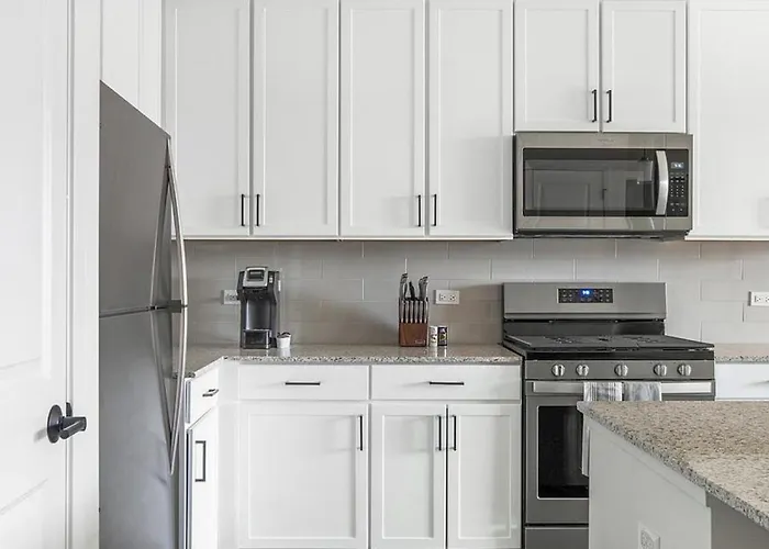 Apartment Landing - Modern With Amazing Amenities Lombard