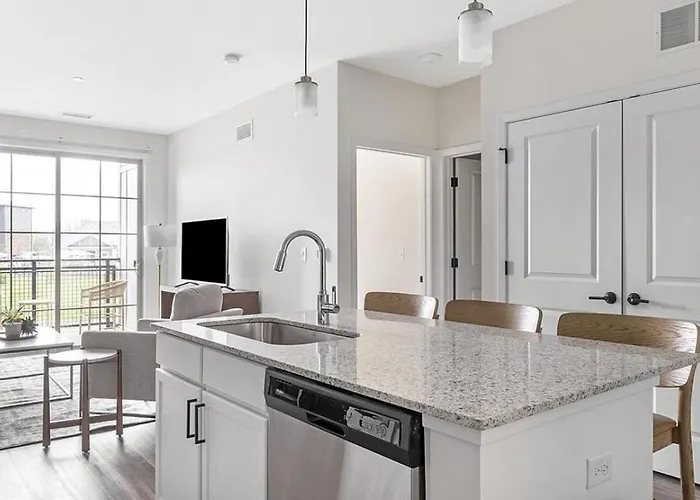 Landing - Modern With Amazing Amenities Lombard